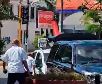 Canc N Taxistas Atacan Con Palos Y Piedras Una Camioneta Al